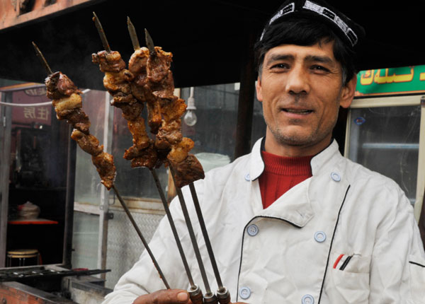 Yasinjan Memets lamb kebabs are ready to be served. [Photo by Han Liang/For China Daily]  