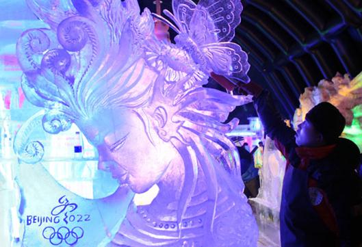 Ji Huailong, 37, was polishing the ice sculpture carefully. [Photo provided to chinadaily.com.cn]  