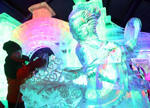 Ji Huailong, 37, was polishing the ice sculpture carefully. [Photo provided to chinadaily.com.cn]  