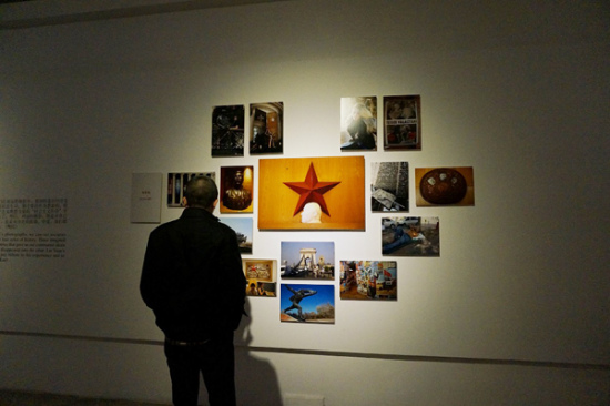 A visitor looks at photos of Hungary at the exhibition Images from the Red Nations. (Ruan Fan/chinadaily.com.cn)