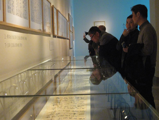 Visitors at Huang's retrospective show at the National Art Museum of China.(Photo by Jiang Dong/China Daily)