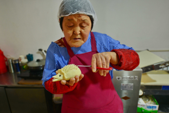 68-year-old Liu Fanrong makes a hedgehog. (Ju Chuanjianig/For China Daily)