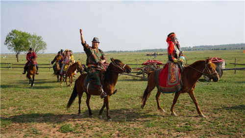 The 'bride' leaves after the mock wedding organized for diplomats and guests in the middle of a desert in Ordos, Inner Mongolia, June 27, 2015. Photo/chinadaily.com.cn