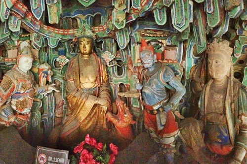 Buddhist statue inside Xuankong Temple. (Photo by Isidoro Ramirez/For chinadaily.com.cn)