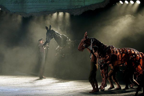 When people play <EM>War Horse</EM> It takes three actors to manipulate the life-size horse in the play War Horse. (Photo by Jiang Dong/China Daily)