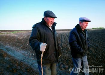 Xu Weiyi (left) and Xu Yingjie (right) were accused of being Soviet spies, but managed to survive the ordeal.