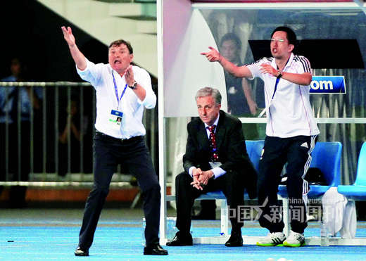 This time, people have turned to an interpreter (the right) for the explanation of the underperformed national football team.