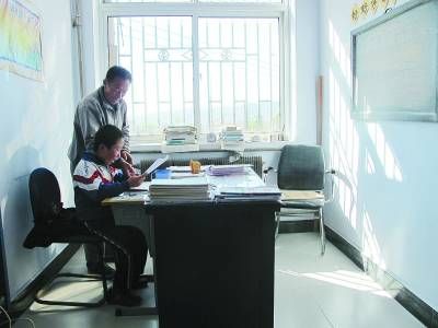 Xiao Feng and Wang Lijuna in their 10-square-meter charity school.