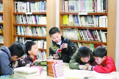 Students are reading and discussing in the Huang Kan library.