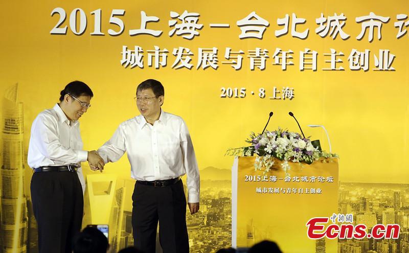 Aug. 18, Shanghai, 2015 Shanghai-Taipei city forum was held. Yang Xiong(right), major of Shanghai, and Ko Wen-je, major of Taipei, shook their hands in the beginning of the forum. (CNS photo/Tang Yanjun)