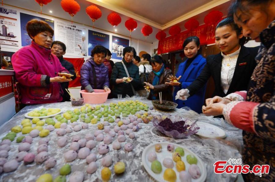 Unlike Yuanxiao, which is made by a process of rolling a hard stuffing in glutinous rice flour, Tangyuan is prepared by placing the filling inside a rice flour wrapping, similar to how jiaozi are prepared. (Photo/CFP)