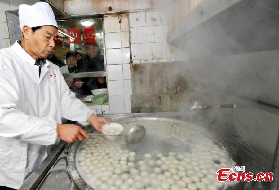 A cook boils Tangyuan at a restaurant. (Photo: China News Service/Zhang Chang)