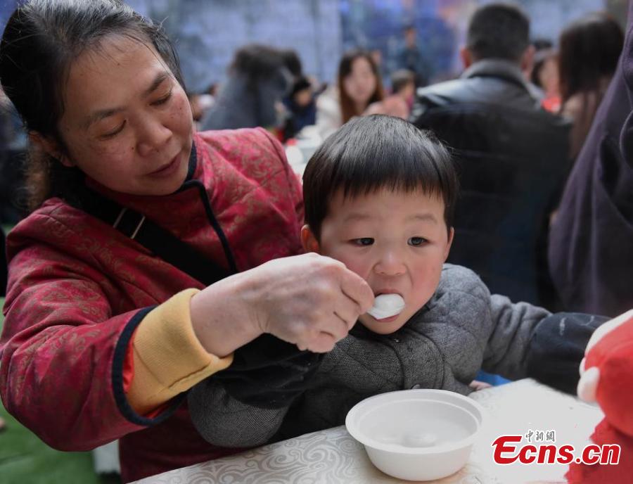 Tangyuan and Yuanxiao are must-have delicious glutinous rice balls, shared between family, friends and lovers. (Photo: China News Service/Zhou Yi)