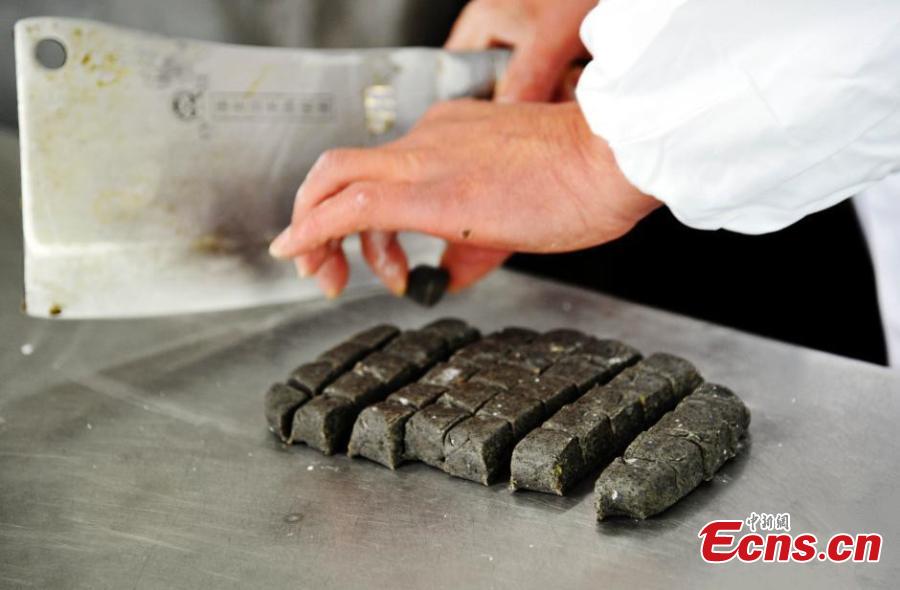 For both Yuanxiao and Tangyuan, black sesame seed is often a favored filling. (Photo: China News Service/Zhang Chang)