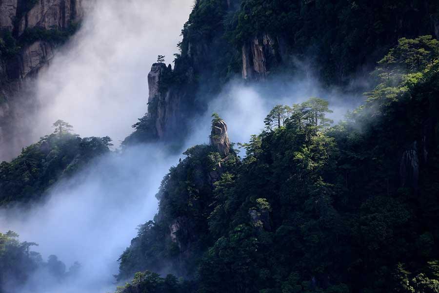 A magnificent view of a sea of clouds appears at the renowned Mount Huangshan scenic spot in Anhui province, May 30,2016.The famous holiday resort looks even more spectacular after a heavy storm, when the sky is clear and clouds cluster above the mountain to add an air of mystery. (Photo/Xinhua)