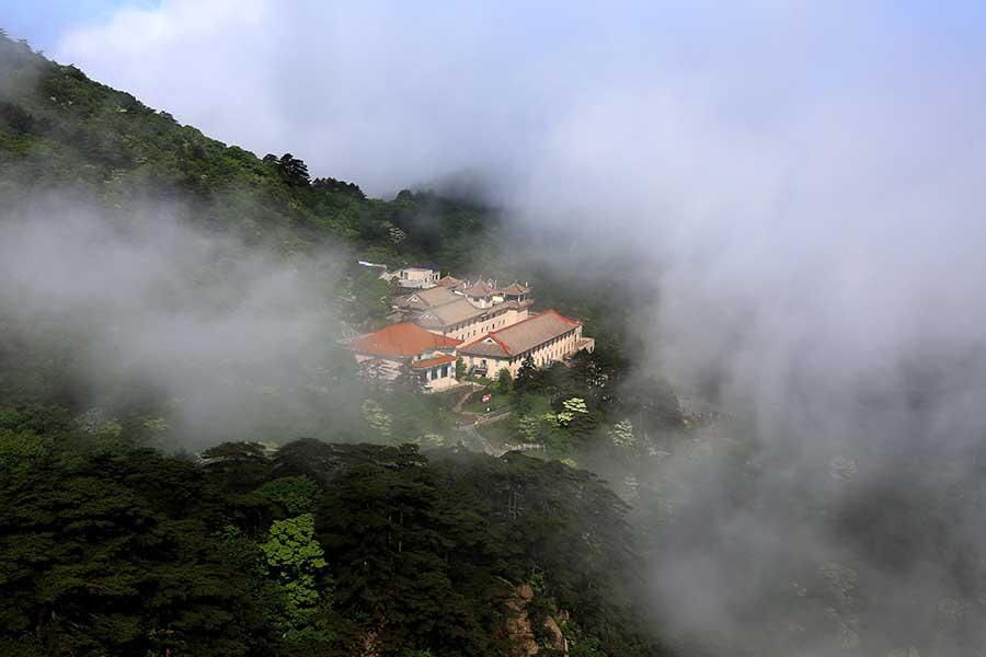 A magnificent view of a sea of clouds appears at the renowned Mount Huangshan scenic spot in Anhui province, May 30,2016.The famous holiday resort looks even more spectacular after a heavy storm, when the sky is clear and clouds cluster above the mountain to add an air of mystery. (Photo/Xinhua)