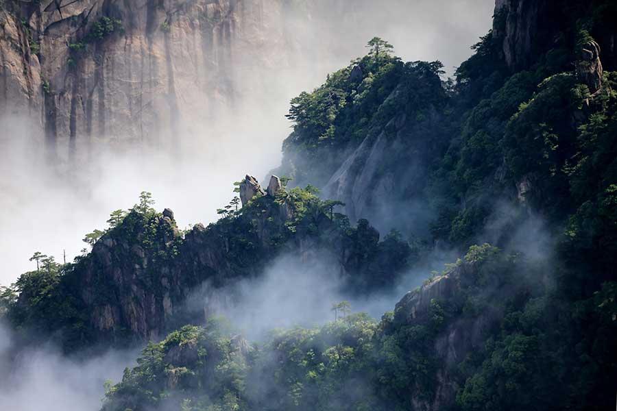 A magnificent view of a sea of clouds appears at the renowned Mount Huangshan scenic spot in Anhui province, May 30,2016.The famous holiday resort looks even more spectacular after a heavy storm, when the sky is clear and clouds cluster above the mountain to add an air of mystery. (Photo/Xinhua)