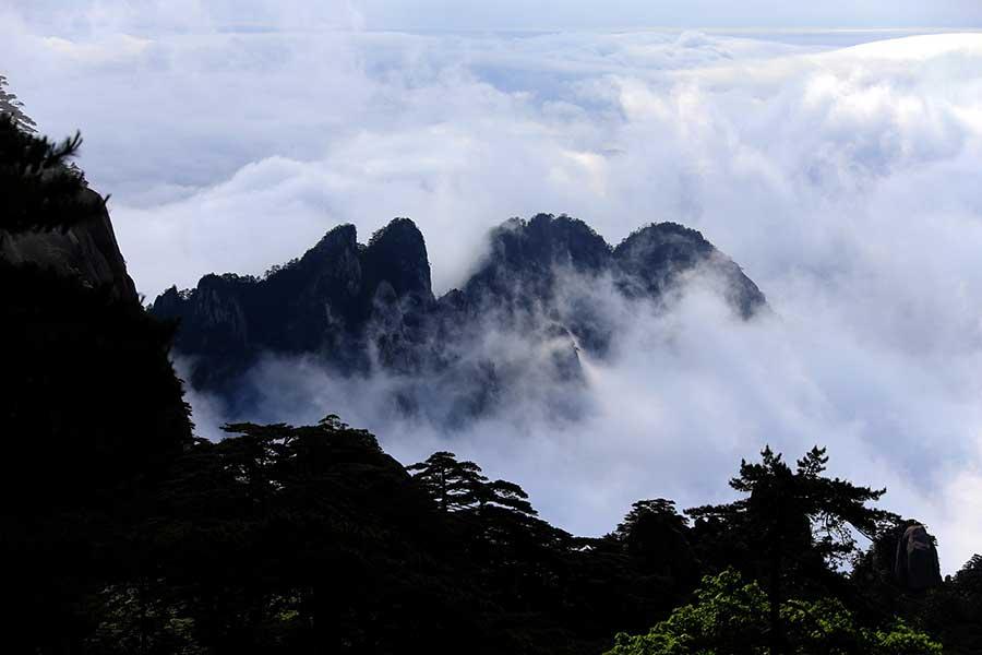 A magnificent view of a sea of clouds appears at the renowned Mount Huangshan scenic spot in Anhui province, May 30,2016.The famous holiday resort looks even more spectacular after a heavy storm, when the sky is clear and clouds cluster above the mountain to add an air of mystery. (Photo/Xinhua)