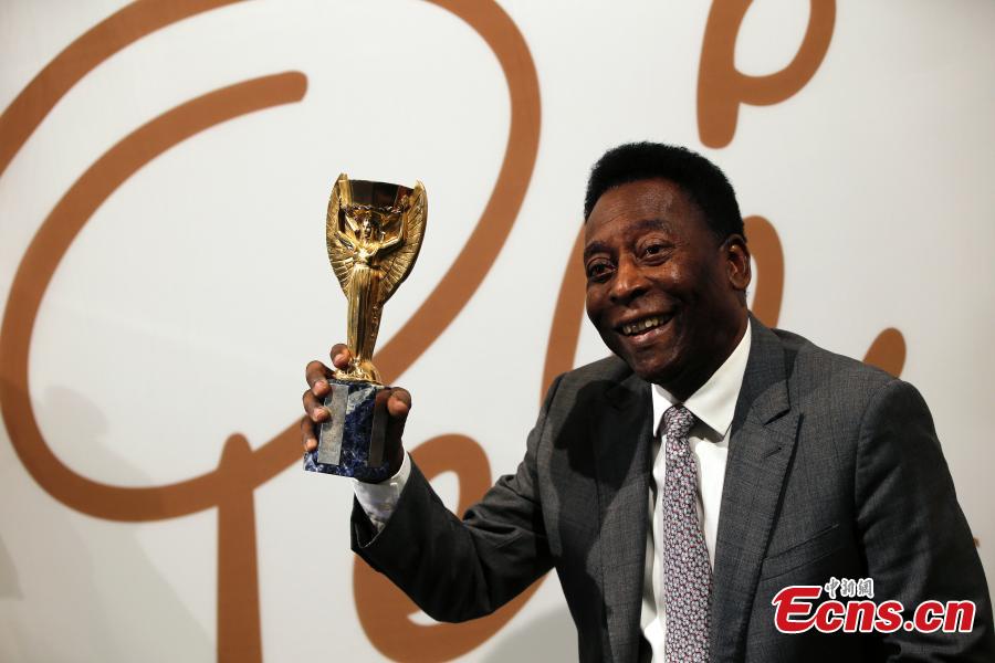 Brazilian former footballer Pele holds up his copy of the Jules Rimet Trophy, during a media opportunity London, June 1, 2016. The three-time World Cup Champion, FIFA Player of the Century and Brazilian Football icon, will offer 2,000 items of his football memorabilia, including the replica Jules Rimet trophy, to be auctioned on June 7, 8 and 9 in London. (Photo/Agencies)