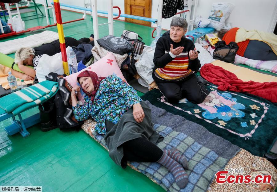 Residents evacuated from villages located near a military ammunitions depot that exploded are seen  in the school gymnasium in Vinnytsia, Ukraine September 27, 2017.  (Photo/Agencies)