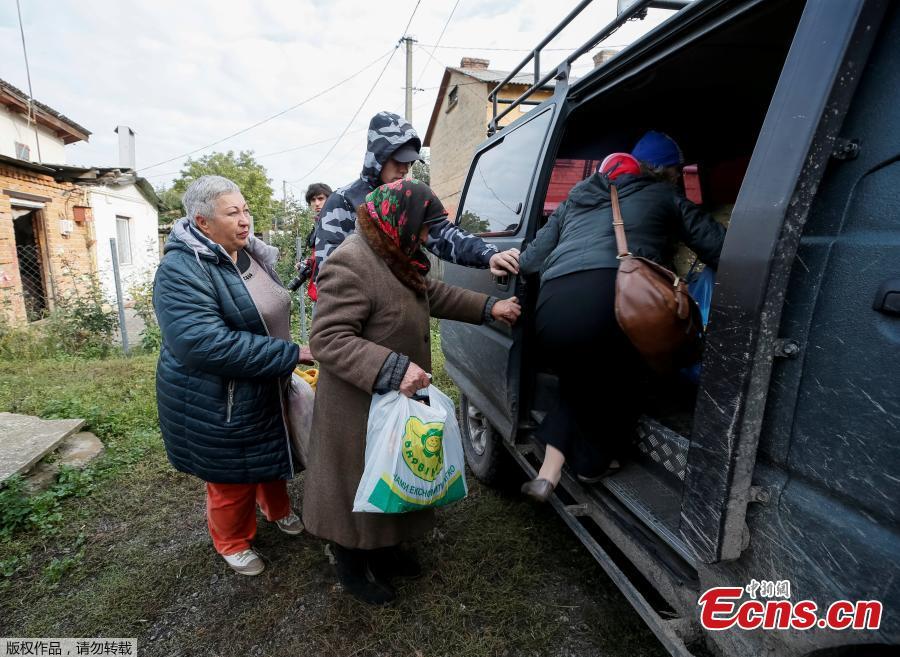 Local residents get into a car for evacuation, near the warehouse storing ammunition for multiple rocket launcher systems at a military base in Kalynivka, Vinnytsia region, Ukraine September 27, 2017. (Photo/Agencies)