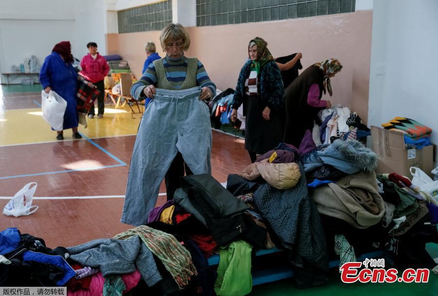 Residents evacuated from villages located near a military ammunitions depot that exploded are seen in the school gymnasium as they pick up clothes from humanitarian aid in Vinnytsia, Ukraine September 27, 2017. (Photo/Agencies)