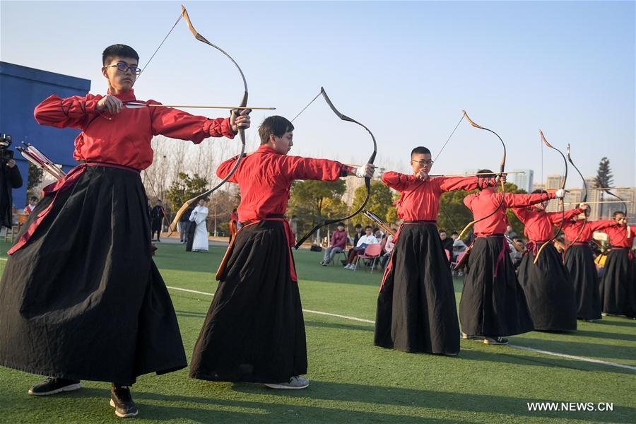 People enjoy outdoor activities in winter across China(2/8)