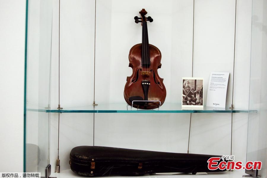 Albert Einsteins Violin To Be Sold At New York Auction55
