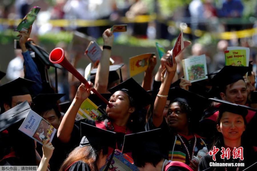 Students from the Graduate School of Education cheer as they receive their degrees during the 367th Commencement Exercises at Harvard University in Cambridge, Massachusetts, U.S., May 24, 2018. (Photo/Agencies)