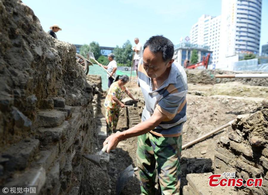 A view of an excavation at a construction site near Chunxi Road in Chengdu City, Southwest China’s Sichuan Province. Experts from the Chengdu Institute of Relics and Archaeology found remains of streets and buildings dating back to the late Tang Dynasty (618-907) to Southern Song Dynasty (960-1279) at the site, believing the findings are important to understand city layout and architecture in ancient China. (Photo/VCG)