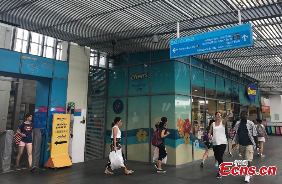 Tourists are seen on Sentosa Island, Singapore, June 10, 2018. (Photo: China News Service/Meng Xiangjun)