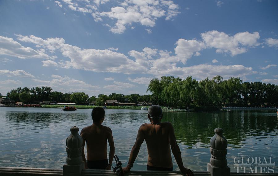 Two men prepare for a swim as temperatures hit 34 degrees in Beijing on Thursday. (Photo: Li Hao/GT)