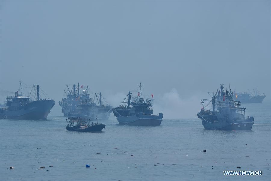 Fishing boats depart for fishing in Xiangzhi Town in Shishi City, southeast China\'s Fujian Province, Aug. 1, 2018. Fishing boats are ready to fish after the three-month fishing ban in Fujian. (Xinhua/Jiang Kehong)