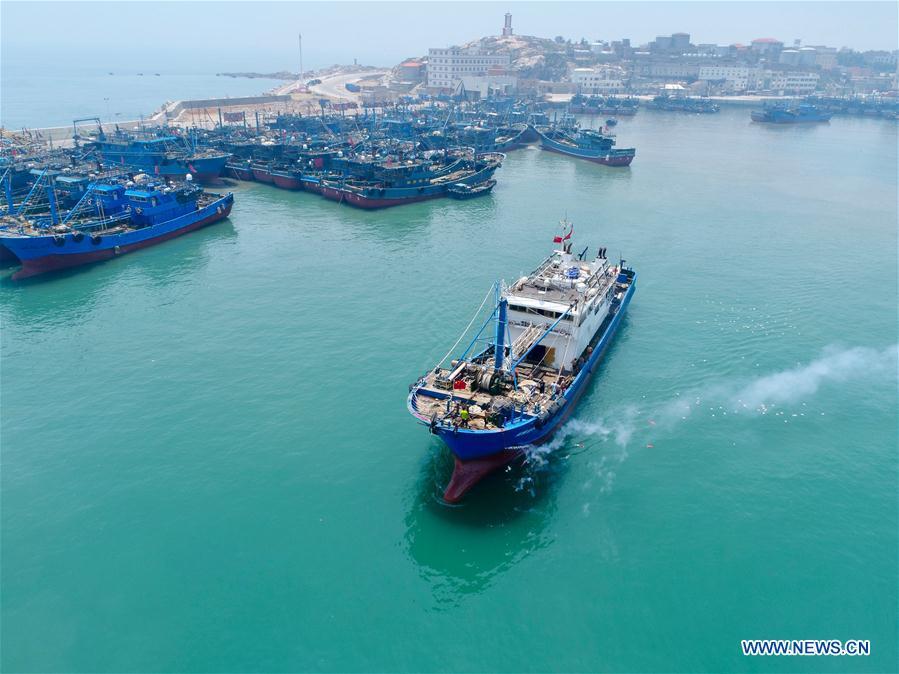 In this aerial photo taken on Aug. 1, 2018, a fishing boat departs for fishing in Xiangzhi Town in Shishi City, southeast China\'s Fujian Province. Fishing boats are ready to fish after the three-month fishing ban in Fujian. (Xinhua/Jiang Kehong)