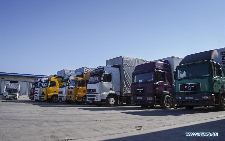 Photo taken on Aug. 4, 2018 shows trucks from Kazakhstan parking at a foreign trade company in Horgos, northwest China\'s Xinjiang Uygur Autonomous Region, Aug. 4, 2018. The trade at the China-Kazakhstan Horgos International Border Cooperation Center enters a busy season since the beginning of the summer tourism peak. (Xinhua/Li Mengjiao)