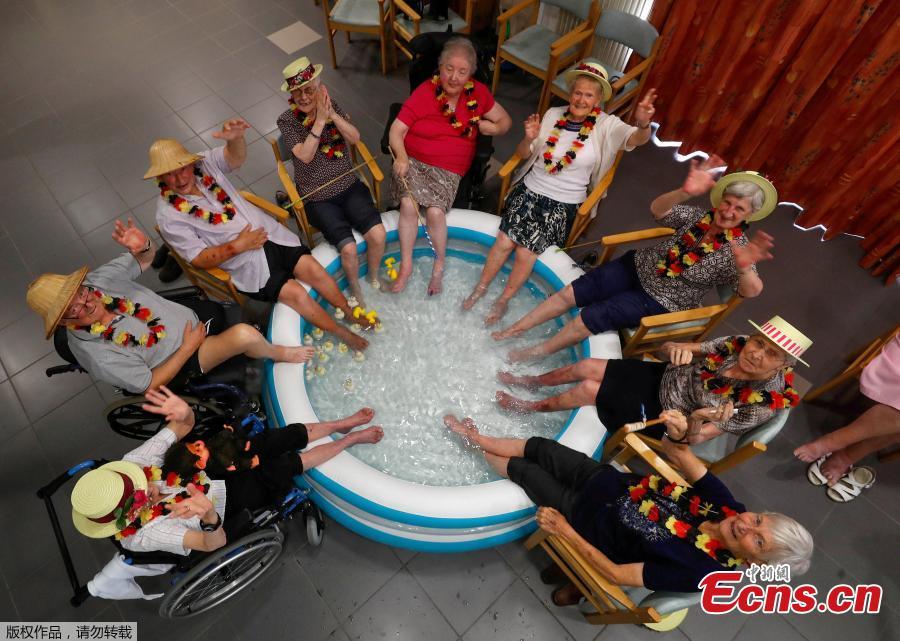 Residents at the Ter Biest house for elderly persons refresh their feet in a pool on a hot summer day, in Grimbergen, Belgium, August 3, 2018. Europe’s heatwave gripped Spain and Portugal on Friday, as governments checked for forest fires, a Budapest game reserve fed its animals iced snacks and a Finnish supermarket invited customers to sleep over to stay cool. (Photo/Agencies)