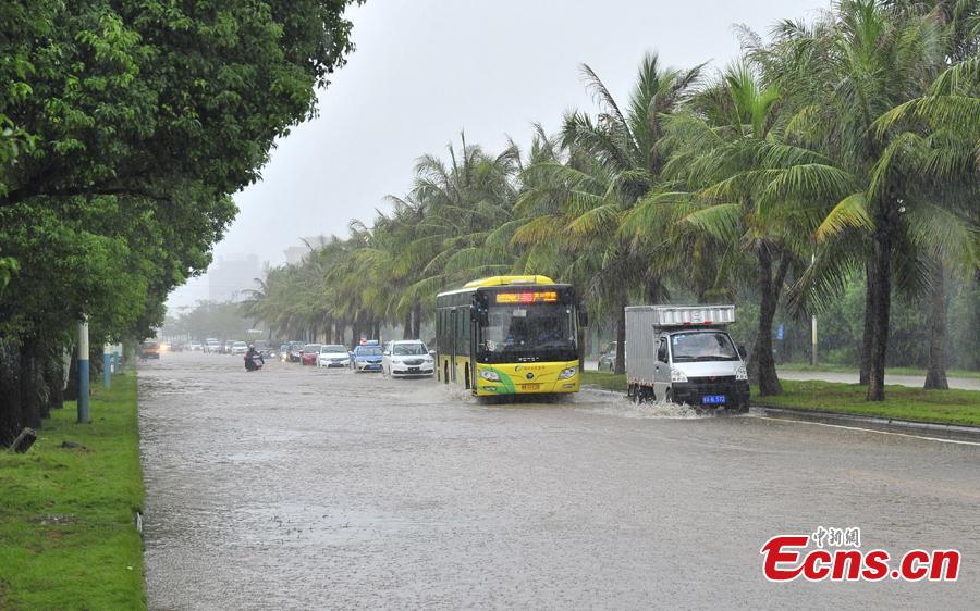 A street floods after heavy rain brought by tropical storm Bebinca in Haikou City, South China\'s Hainan Province, Aug. 15, 2018. (Photo: China News Service/Wu Tianjun)