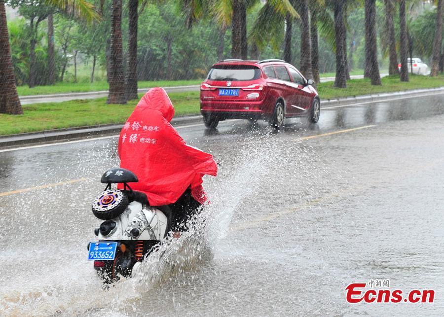 A street floods after heavy rain brought by tropical storm Bebinca in Haikou City, South China\'s Hainan Province, Aug. 15, 2018. (Photo: China News Service/Wu Tianjun)