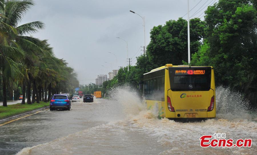 A street floods after heavy rain brought by tropical storm Bebinca in Haikou City, South China\'s Hainan Province, Aug. 15, 2018. (Photo: China News Service/Wu Tianjun)