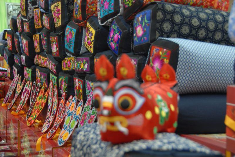 The embroidered pillows have become one of the popular tourist items in Longnan of Gansu Province. (Photo provided to chinadaily.com.cn)