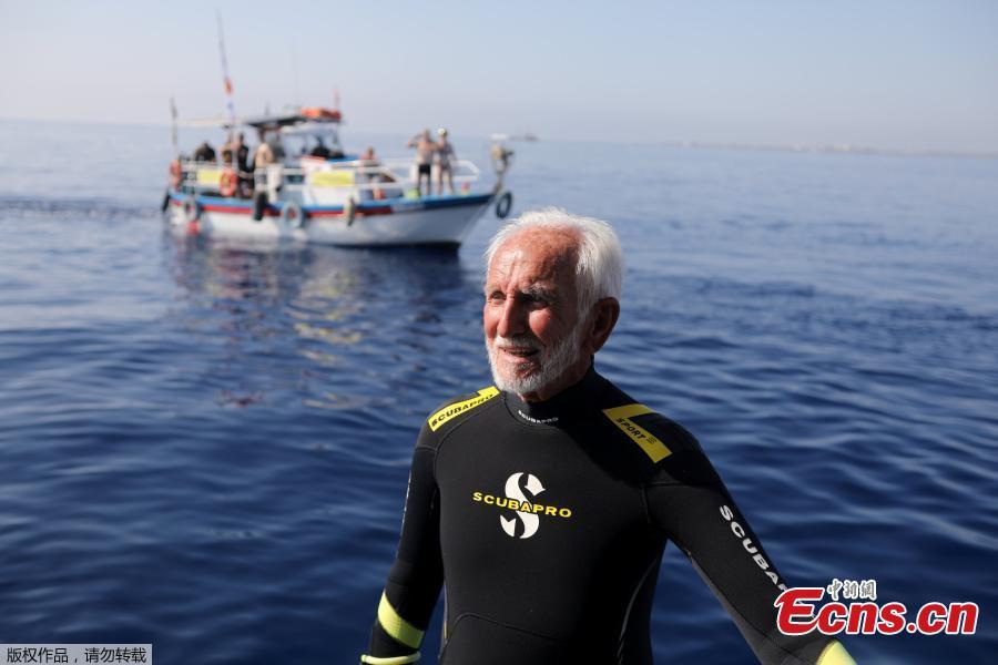 Ray Woolley, pioneer diver and World War 2 veteran, is seen before breaking a new diving record as he turns 95 by taking the plunge at the Zenobia, a cargo ship wreck off the Cypriot town of Larnaca, Cyprus September 1, 2018. (Photo/Agencies)