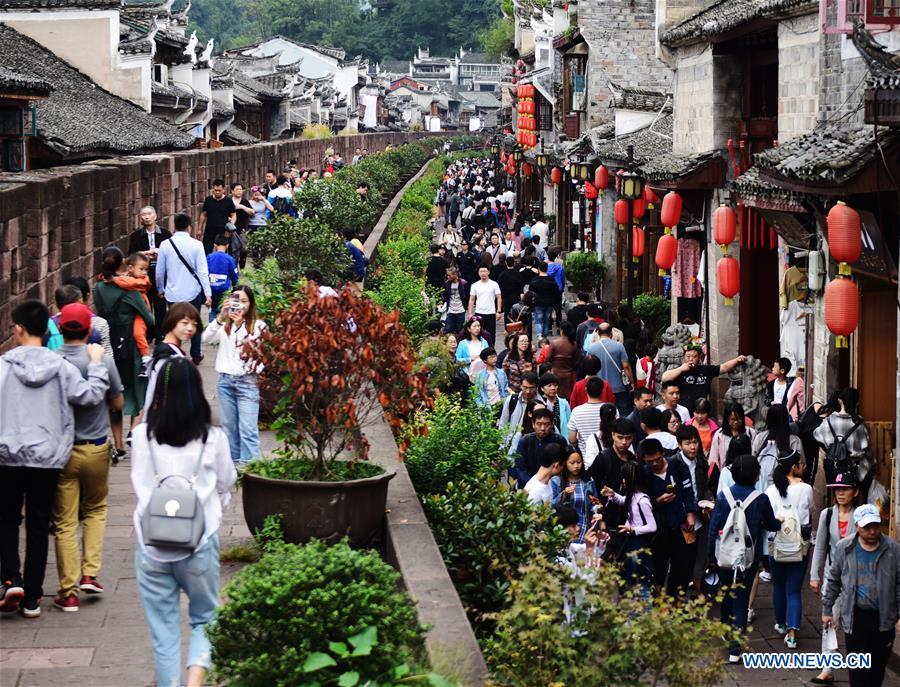 Tourists visit Fenghuang old town in Xiangxi Tujia and Miao Autonomous Prefecture, central China\'s Hunan Province , Oct. 3, 2018, the third day of the week-long National Day holiday. (Xinhua/Yao Fang)