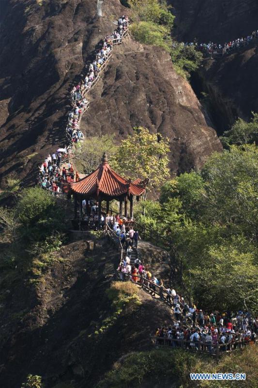 Tourists visit Tianyou Peak of Wuyi Mountain in southeast China\'s Fujian Province, Oct. 3, 2018, the third day of the week-long National Day holiday. (Xinhua/Qiu Ruquan)