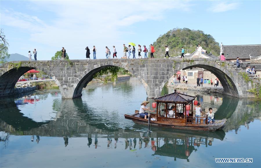 Tourists visit Shanggantang Village in Jiangyong County, central China\'s Hunan Province, Oct. 3, 2018, the third day of the week-long National Day holiday. (Xinhua/Tian Rurui)