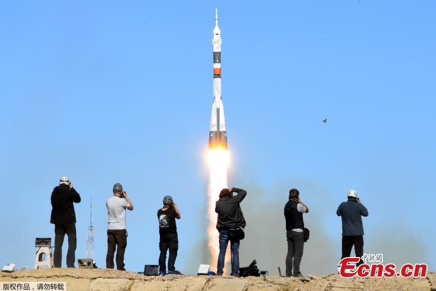 Photographers take pictures as Russia\'s Soyuz MS-10 spacecraft carrying the members of the International Space Station (ISS) expedition 57/58, Russian cosmonaut Alexey Ovchinin and NASA astronaut Nick Hague, blasts off to the ISS from the launch pad at the Russian-leased Baikonur cosmodrome in Baikonur on October 11, 2018. (Photo/Agencies)