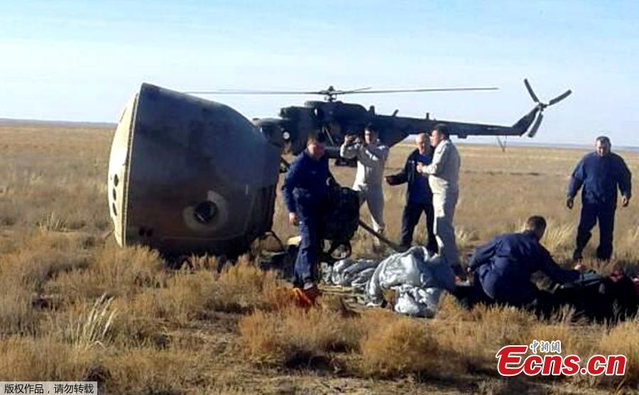 Specialists and rescuers gather near the Soyuz capsule transporting U.S. astronaut Nick Hague and Russian cosmonaut Alexei Ovchinin, after it made an emergency landing following a failure of its booster rockets, near the city of Zhezkazgan in central Kazakhstan October 11, 2018. (Photo/Agencies)