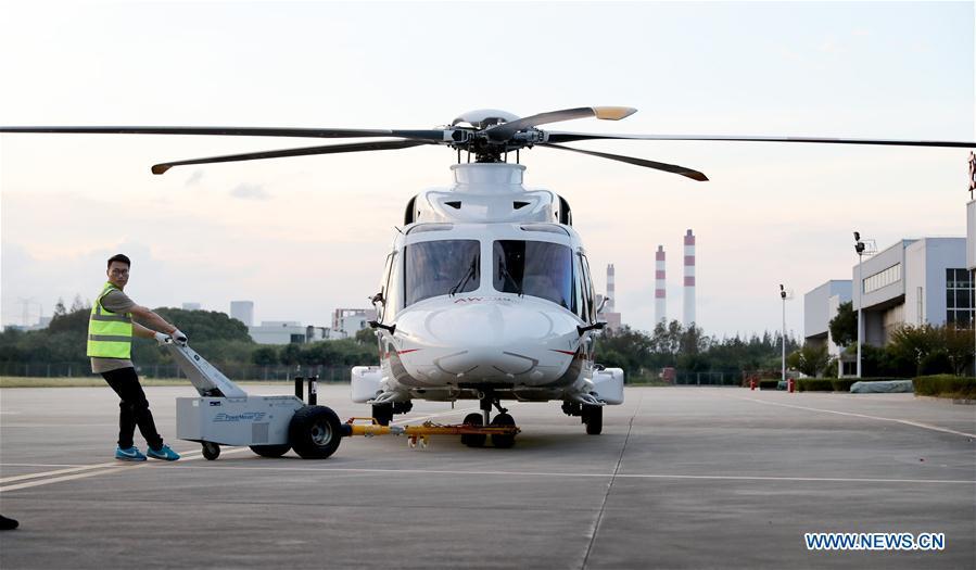 A staff transfers the AW189 helicopter manufactured by Leonardo from Italy in east China\'s Shanghai, Oct. 20, 2018. The helicopter will be exhibited at the upcoming China International Import Expo. (Xinhua/Fang Zhe)