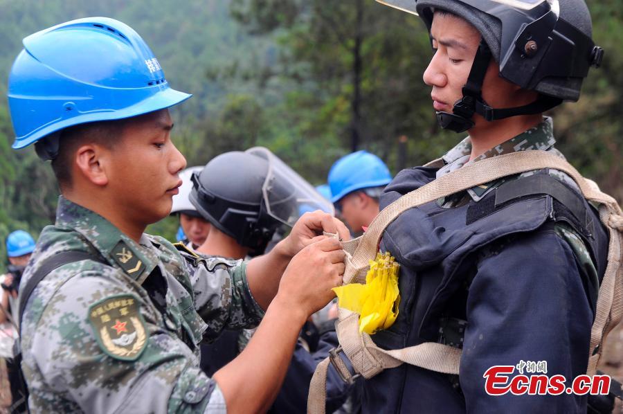 PLA soldiers prepare for a mine clearance operation in border city of Pingxiang, South China\'s Guangxi Zhuang Autonomous Region. The PLA soldiers detonated on Thursday, Oct. 25, 2018 the last mine in a minefield in Pingxiang. The operation marked the completion of a years-long landmine-sweeping mission in the Guangxi section of the Sino-Vietnam border, clearing the dangerous historical legacy that has hindered border development. (Photo: China News Service/Jiang Xuelin)