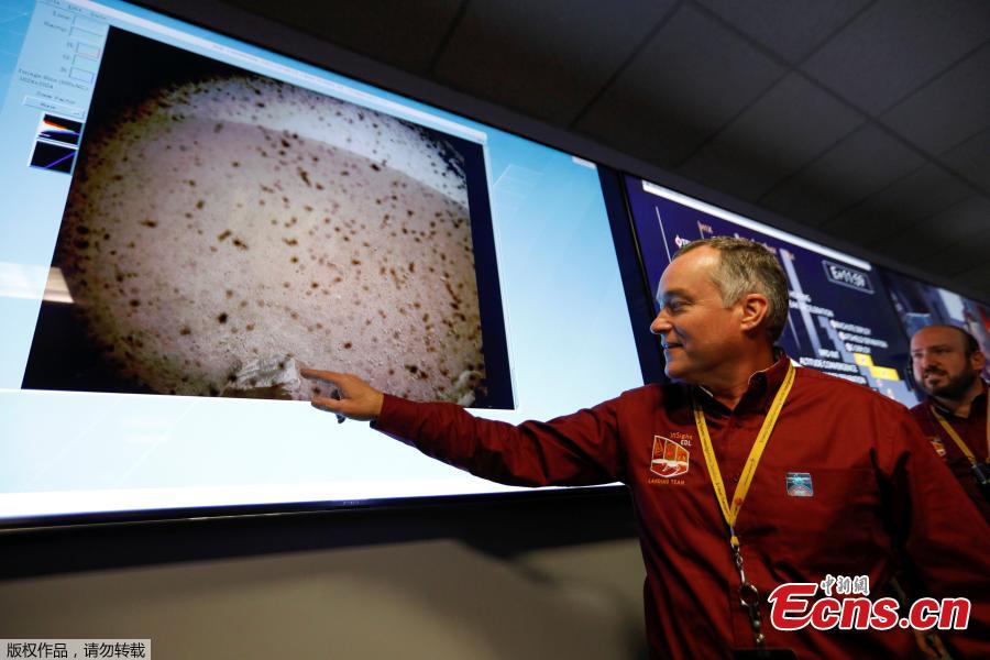 Project manager Tom Hoffman points to the first picture sent back to earth from Mars by the spaceship InSight at NASA\'s Jet Propulsion Laboratory (JPL) in Pasadena, California, U.S. November 26, 2018.  (Photo/Agencies)