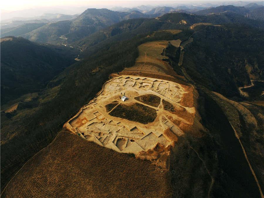 An aeriel view of the Lushanmao historic relics site in the Baota district of Yan\'an city, Northwest China\'s Shaanxi Province. (Photo provided to chinadaily.com.cn)

Archaeologists said the Lushanmao historic relics site in the Baota district of Yan\'an city, Northwest China\'s Shaanxi Province, could be the country\'s prototype for early palaces.

Experts from the Shaanxi Provincial Institute of Archeology recently found a foundation of rammed earth, on which there could have been a neatly arranged courts, walls and architectural complex.

Jadeware was found in the foundations of some buildings.

The site, covering an area of two million square meters, is one of the largest prehistoric settlement sites in China. A large number of historical relics including pottery, stoneware, boneware and jadeware have been unearthed at the site previously.

Based on features of the unearthed artifacts, the site\'s history can be traced back around 4,500 years, according to experts.